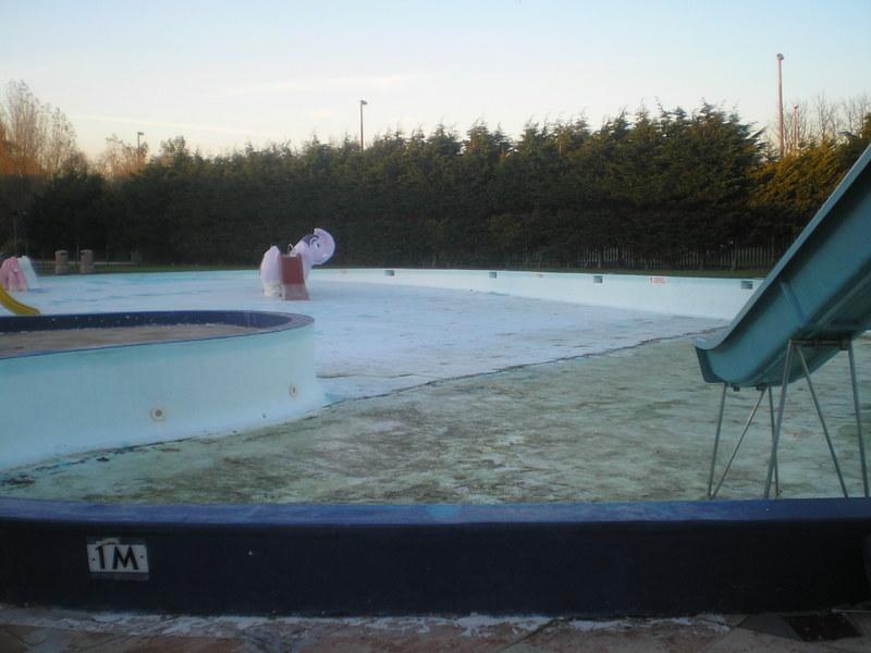 Close up of the middle of the old fun pool