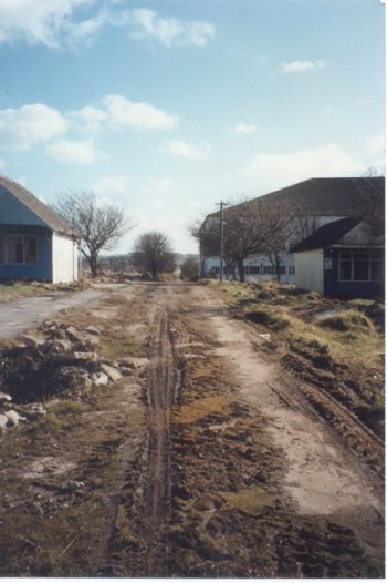 Looking down middle road from the boundary at Primrose Valley. Yellow Camp to the right, Blue Camp to the left and the Gaiety building in the distance